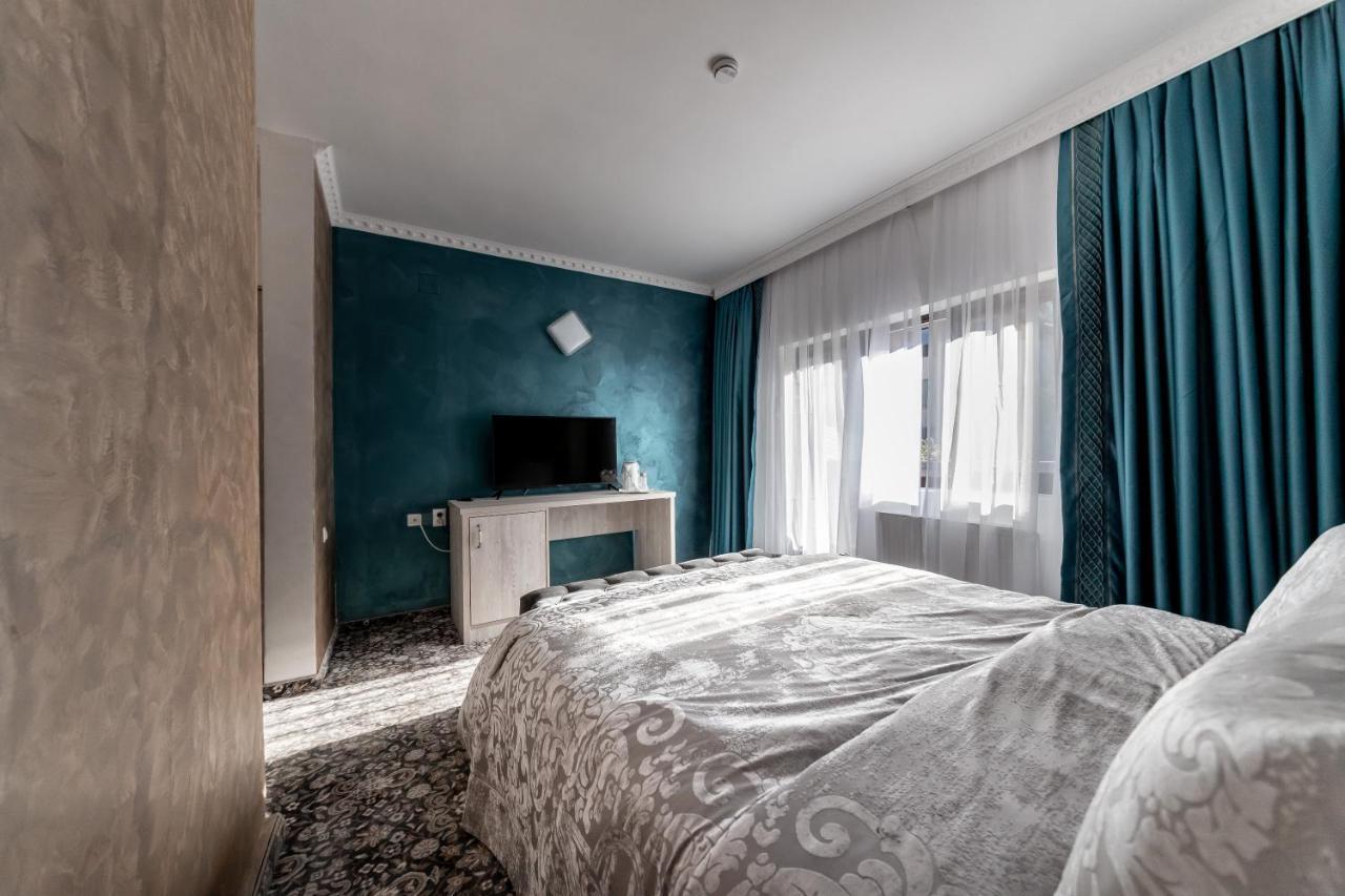 Suru Hotel & Restaurant Buşteni Екстериор снимка