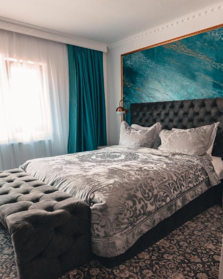 Suru Hotel & Restaurant Buşteni Екстериор снимка