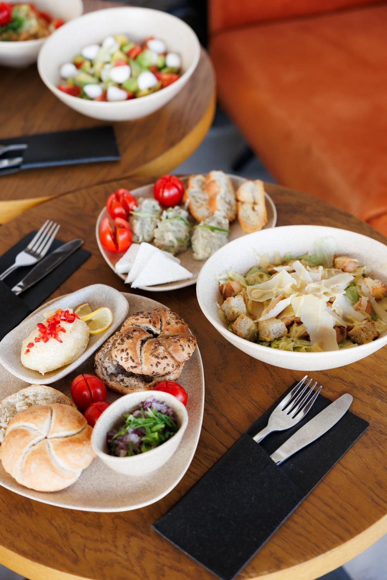 Suru Hotel & Restaurant Buşteni Екстериор снимка